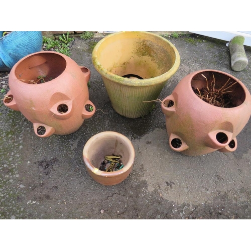 633 - FOUR PLANTERS TO INCLUDE TWO STRAWBERRY PLANTERS, PLASTIC & CERAMIC