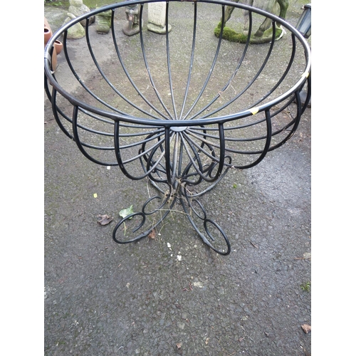 637 - A WROUGHT IRON PLANTER GARDEN STAND