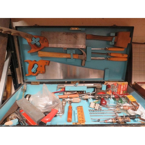 655 - A CARPENTERS TOOL BOX AND TOOLS / CONTENTS , TOGETHER WITH A CASE OF TOOLS