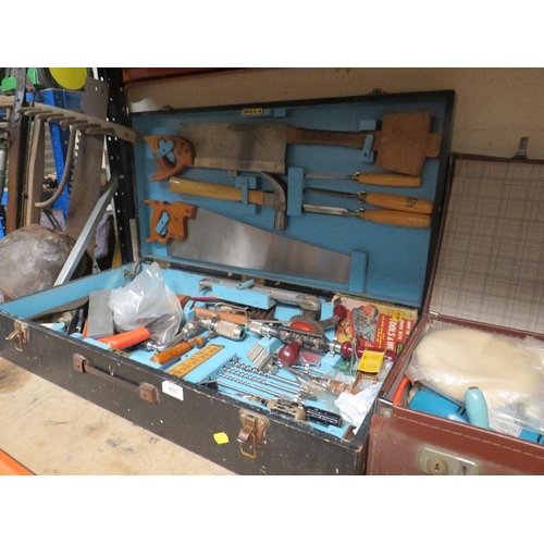 655 - A CARPENTERS TOOL BOX AND TOOLS / CONTENTS , TOGETHER WITH A CASE OF TOOLS