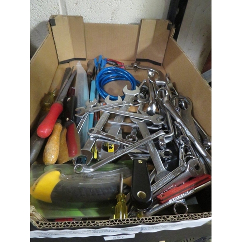 657 - A BOX OF TOOLS TO INCLUDE APPROX 28 SPANNERS (SOME BRITOOL EXAMPLES), A HACKSAW, 4 PACKS OF HACKSAW ... 