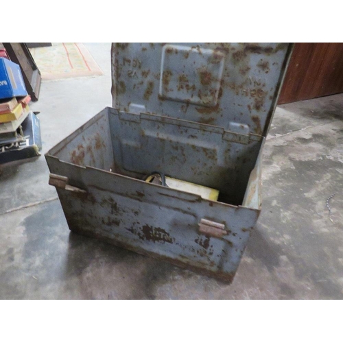 662 - A GREY/GREEN STEEL AMMUNITION BOX AND CONTENTS