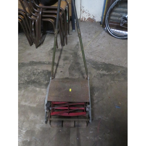 672 - A VINTAGE PUSH LAWN MOWER