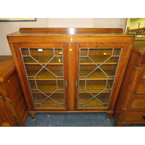 709 - A VINTAGE OAK GLAZED TWO DOOR BOOKCASE W-120 CM