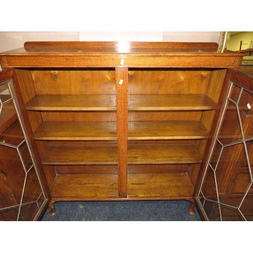 709 - A VINTAGE OAK GLAZED TWO DOOR BOOKCASE W-120 CM