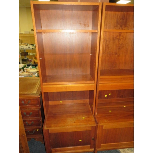 735 - A MID-CENTURY TEAK BOOKCASE H-170 CM W-179 CM