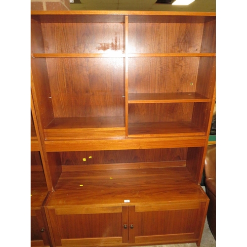 735 - A MID-CENTURY TEAK BOOKCASE H-170 CM W-179 CM