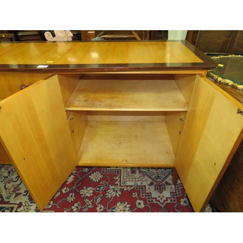 746 - A MID-CENTURY GIMSON & SLATER LTD VESPER SIDEBOARD WITH CROSSBANDED DETAILS - W 138 cm