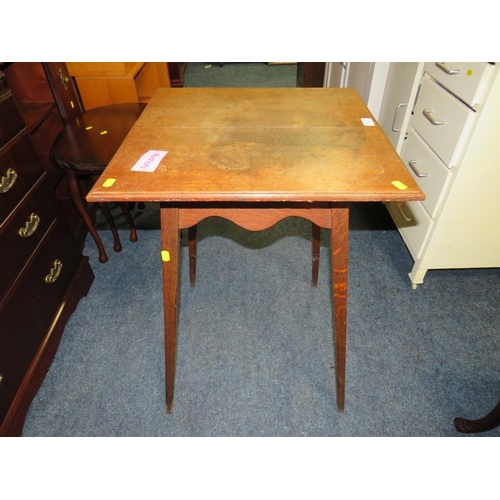 752 - AN OAK BARLEYTWIST SCREEN AND AN OAK OCCASIONAL TABLE (2)