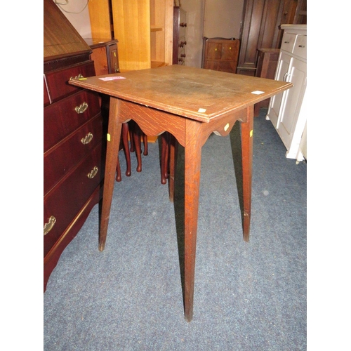 752 - AN OAK BARLEYTWIST SCREEN AND AN OAK OCCASIONAL TABLE (2)