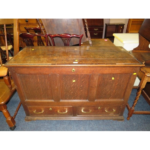 758 - AN ANTIQUE OAK MULE CHEST WITH CROSSBANDED DETAIL - W 123 CM