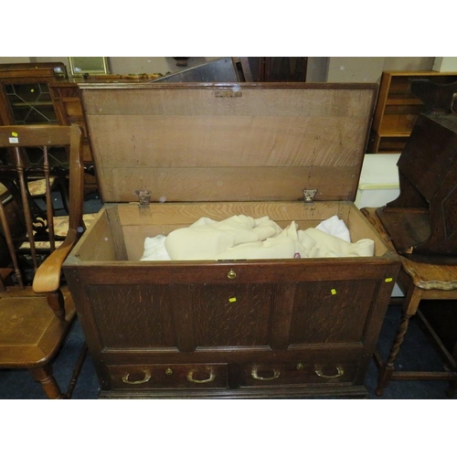 758 - AN ANTIQUE OAK MULE CHEST WITH CROSSBANDED DETAIL - W 123 CM