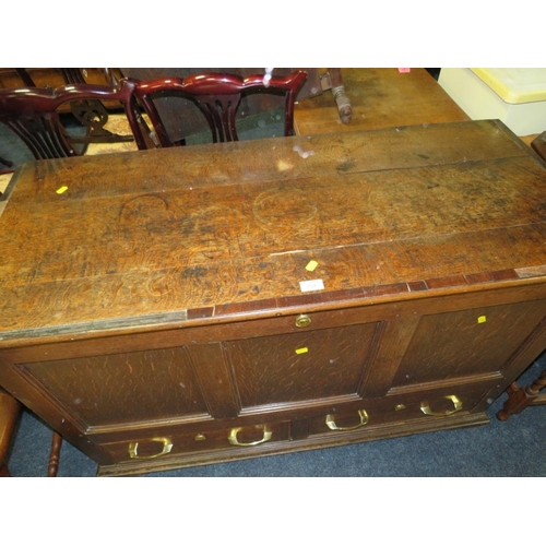 758 - AN ANTIQUE OAK MULE CHEST WITH CROSSBANDED DETAIL - W 123 CM