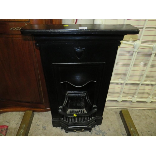 772 - A SMALL ORIGINAL CAST FIREPLACE WITH BRASS FENDER