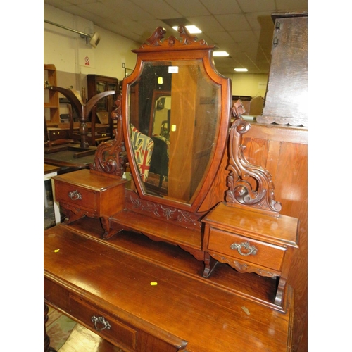 775 - AN ANTIQUE MAHOGANY DUCHESS DRESSING TABLE W-120 CM