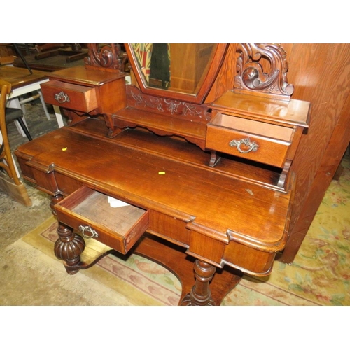 775 - AN ANTIQUE MAHOGANY DUCHESS DRESSING TABLE W-120 CM