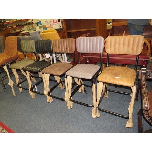 778 - A HARLEQUIN SET OF FIVE MODERN BAR/KITCHEN STOOLS