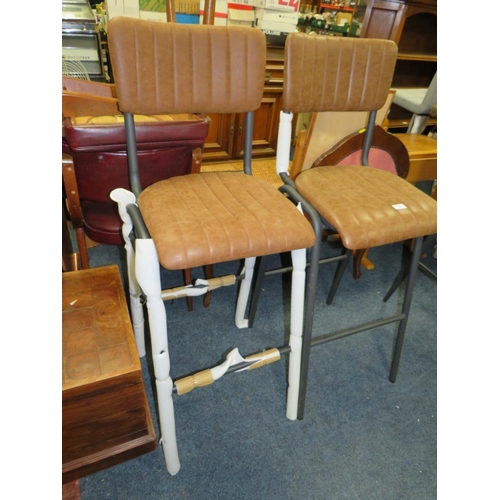 780 - A PAIR OF TAN BAR/KITCHEN STOOLS