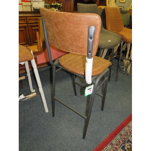 780 - A PAIR OF TAN BAR/KITCHEN STOOLS