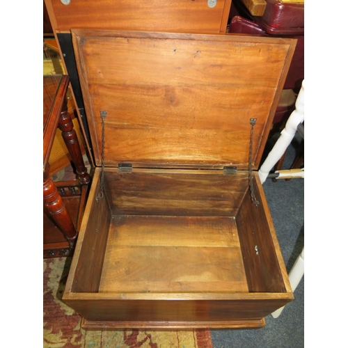 781 - A COLONIAL STYLE HARDWOOD BOX WITH TWIN HANDLES