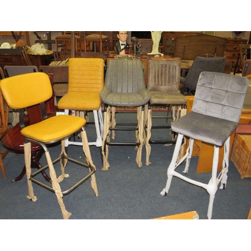 792 - FIVE ASSORTED MODERN BAR/KITCHEN STOOLS