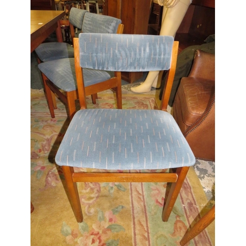 796 - A MID-CENTURY TEAK EXTENDING DINING TABLE AND 6 CHAIRS