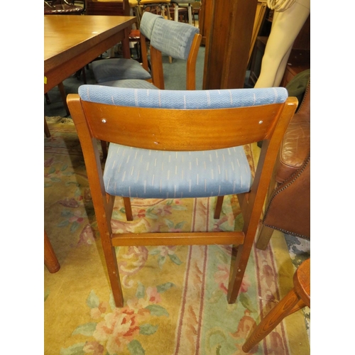 796 - A MID-CENTURY TEAK EXTENDING DINING TABLE AND 6 CHAIRS