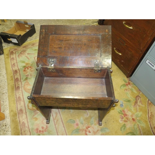 807 - A SMALL OAK OCCASIONAL TABLE WITH HINGED LID