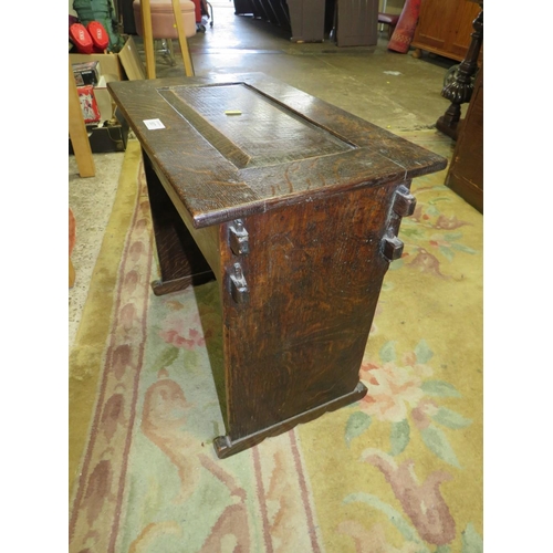 807 - A SMALL OAK OCCASIONAL TABLE WITH HINGED LID