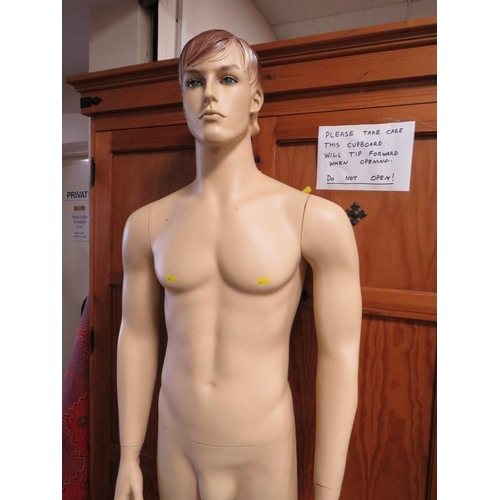 808 - A VINTAGE STYLE MALE MANNEQUIN