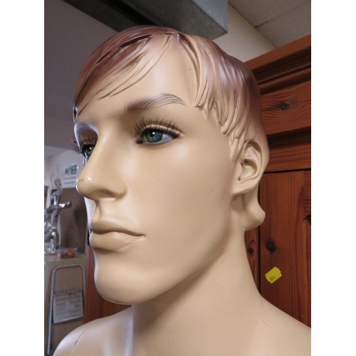 808 - A VINTAGE STYLE MALE MANNEQUIN