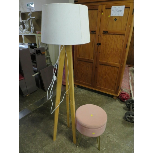 809 - A MODERN TRIPOD WOODEN FLOOR / STANDARD LAMP TOGETHER WITH A MODERN STORAGE STOOL (2)