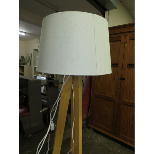 809 - A MODERN TRIPOD WOODEN FLOOR / STANDARD LAMP TOGETHER WITH A MODERN STORAGE STOOL (2)