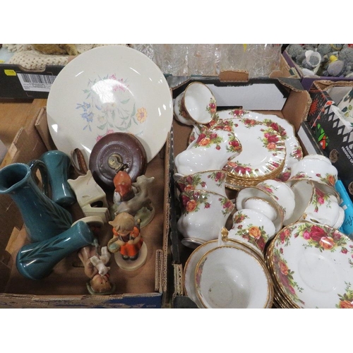 85 - A SMALL TRAY OF ROYAL ALBERT OLD COUNTRY ROSES TEA/DINNER WARE TOGETHER WITH A SMALL TRAY OF CERAMIC... 