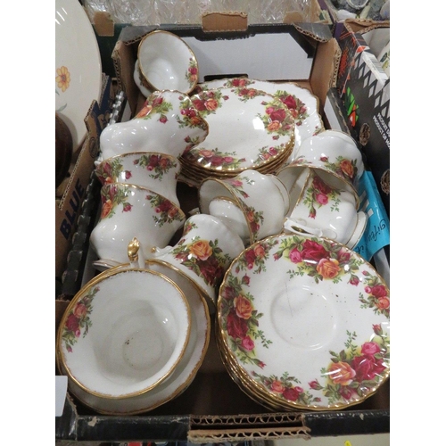 85 - A SMALL TRAY OF ROYAL ALBERT OLD COUNTRY ROSES TEA/DINNER WARE TOGETHER WITH A SMALL TRAY OF CERAMIC... 