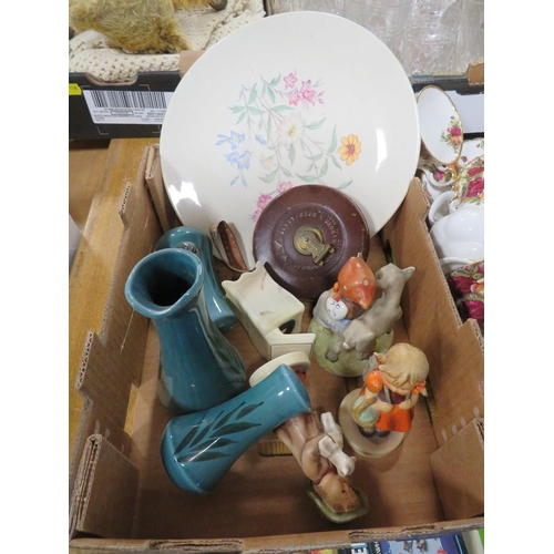 85 - A SMALL TRAY OF ROYAL ALBERT OLD COUNTRY ROSES TEA/DINNER WARE TOGETHER WITH A SMALL TRAY OF CERAMIC... 