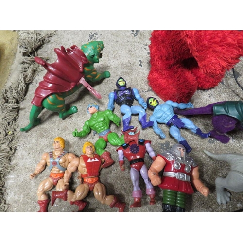 88 - A JOB LOT OF MASTERS OF THE UNIVERSE TOYS TO INCLUDE SIX VINTAGE FIGURES - ONE OF WHICH IS A/F (SKEL... 