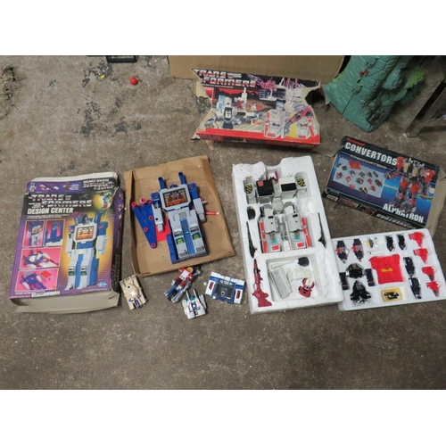 90 - A BOXED TRANSFORMERS AUTOBOT METROPLEX (BOX A/F), BOXED TRANSFORMERS DESIGN CENTRE AND A BOXED 1981 ... 