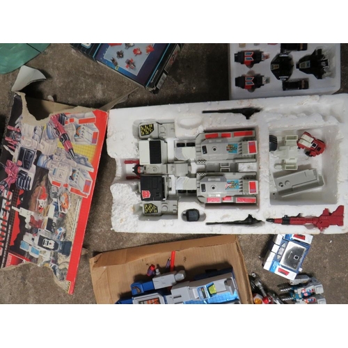 90 - A BOXED TRANSFORMERS AUTOBOT METROPLEX (BOX A/F), BOXED TRANSFORMERS DESIGN CENTRE AND A BOXED 1981 ... 