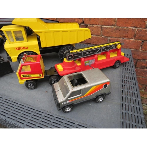 92 - A SELECTION OF STEEL BODIED TONKA TOYS TOY VEHICLES