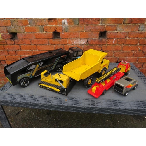 92 - A SELECTION OF STEEL BODIED TONKA TOYS TOY VEHICLES