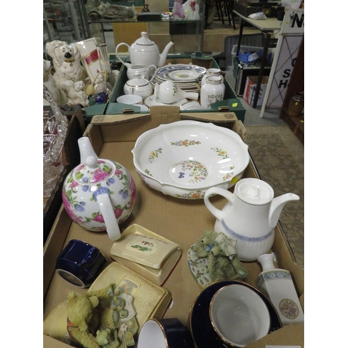 95 - TWO TRAYS OF ASSORTED CERAMICS TO INCLUDE AYNSLEY COTTAGE GARDEN BOWL A GOLDEN JUBILEE TEA SET ETC