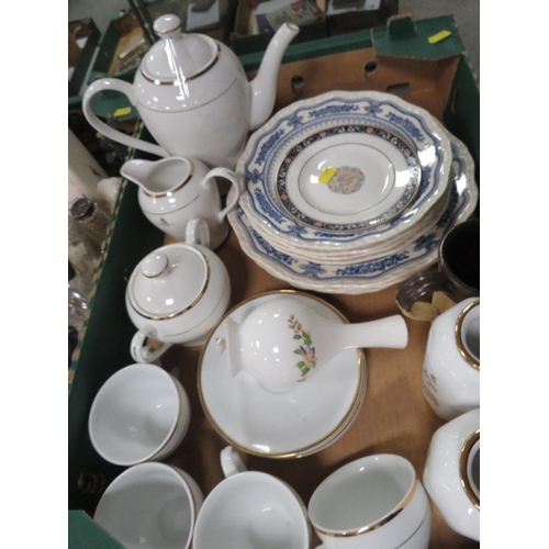 95 - TWO TRAYS OF ASSORTED CERAMICS TO INCLUDE AYNSLEY COTTAGE GARDEN BOWL A GOLDEN JUBILEE TEA SET ETC