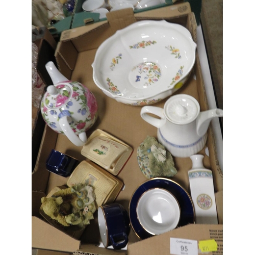 95 - TWO TRAYS OF ASSORTED CERAMICS TO INCLUDE AYNSLEY COTTAGE GARDEN BOWL A GOLDEN JUBILEE TEA SET ETC