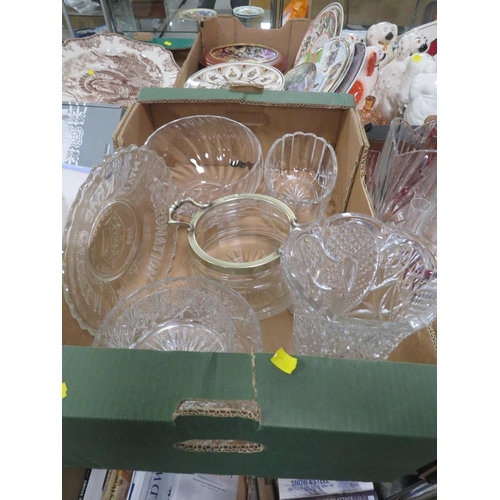 96 - TWO TRAYS OF ASSORTED GLASS WARE TO INCLUDE A CRYSTAL STYLE BASKET WITH RED GLASS BIRD DETAIL, PAPER... 