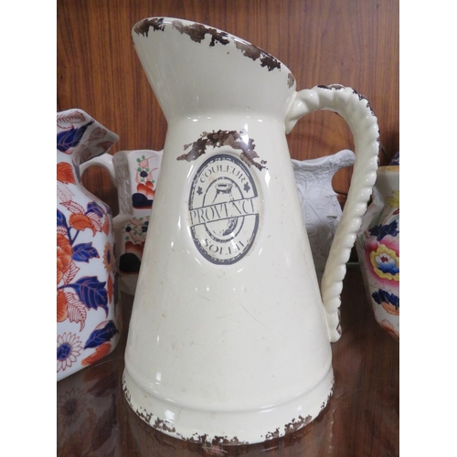 233 - A SELECTION OF ANTIQUE  AND VINTAGE CERAMICS TO INCLUDE VARIOUS JUGS