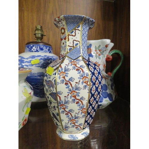 233 - A SELECTION OF ANTIQUE  AND VINTAGE CERAMICS TO INCLUDE VARIOUS JUGS