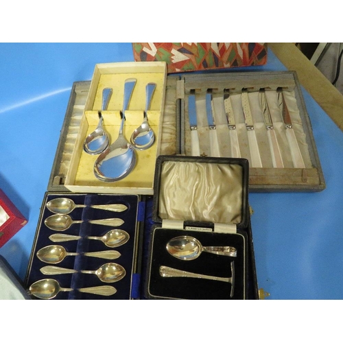 294 - A SELECTION OF CASED FLATWARE TO INCLUDE A SET OF TWELVE SILVER HANDLED KNIFES AND A HALLMARKED SPOO... 