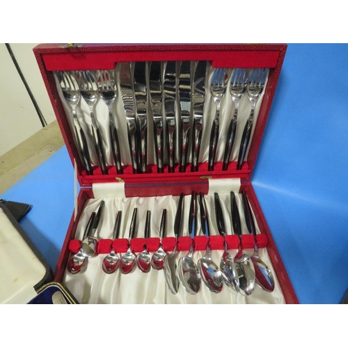 294 - A SELECTION OF CASED FLATWARE TO INCLUDE A SET OF TWELVE SILVER HANDLED KNIFES AND A HALLMARKED SPOO... 