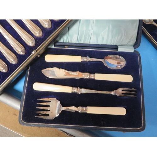 294 - A SELECTION OF CASED FLATWARE TO INCLUDE A SET OF TWELVE SILVER HANDLED KNIFES AND A HALLMARKED SPOO... 